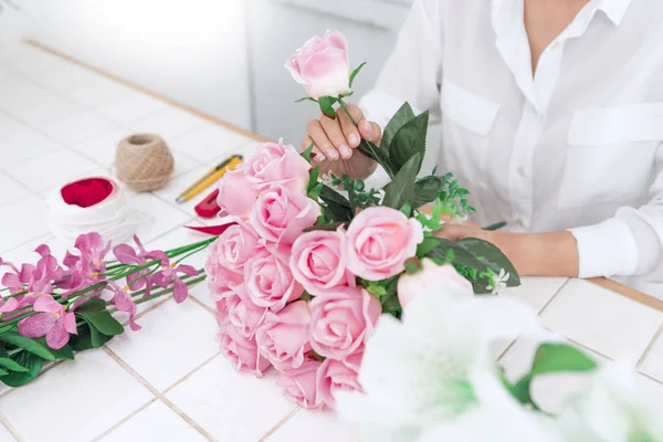 Молода жінка власник бізнесу флорист, що робить або організовує мистецтво — стокове фото