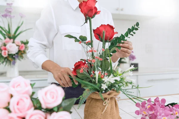 Mujeres jóvenes propietaria de un negocio floristería haciendo o Arreglando Artificia —  Fotos de Stock