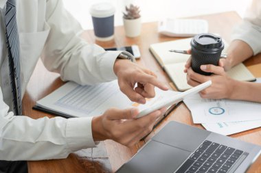 İş Adamları Talking İş Arkadaşı planlama analizi ile tartışma