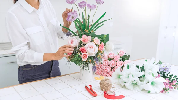 젊은 여성 비즈니스 소유자 꽃집 만들기 또는 정렬 Artificia — 스톡 사진