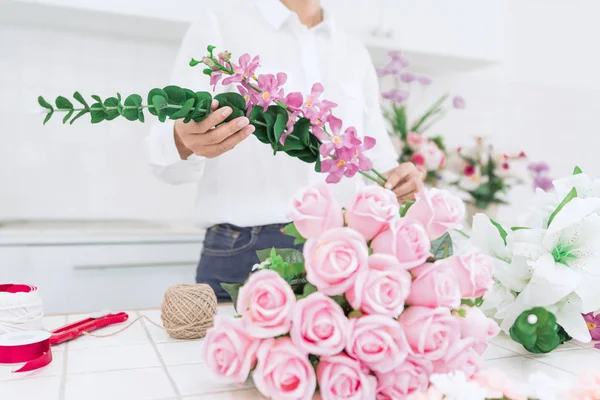 Mujeres jóvenes propietaria de un negocio floristería haciendo o Arreglando Artificia —  Fotos de Stock