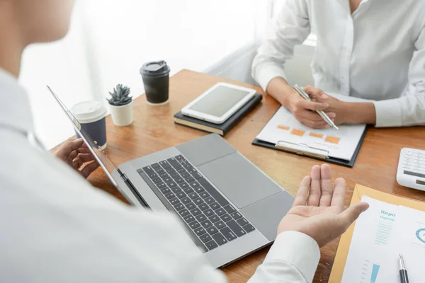 Geschäftsleute im Gespräch mit Mitarbeiter Planungsanalyse — Stockfoto