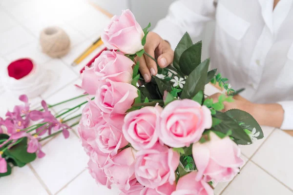 Mujeres jóvenes propietaria de un negocio floristería haciendo o Arreglando Artificia —  Fotos de Stock