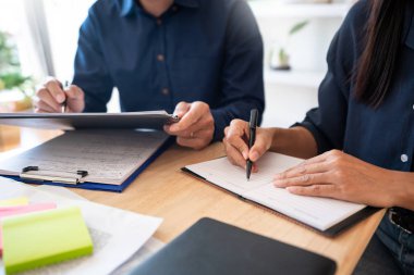 Kadınlar birbirlerine yardım ederek konsept eğitimi öğrenirler ve öğretirler.