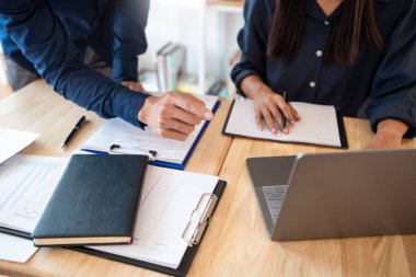 Kadınlar birbirlerine yardım ederek konsept eğitimi öğrenirler ve öğretirler.
