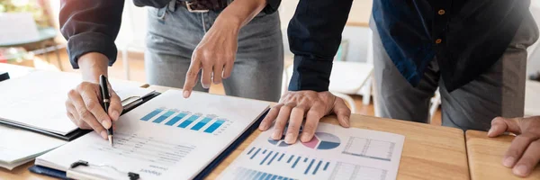 Treffen von Geschäftsleuten zur Analyse und Diskussion und zum Brainstorming — Stockfoto