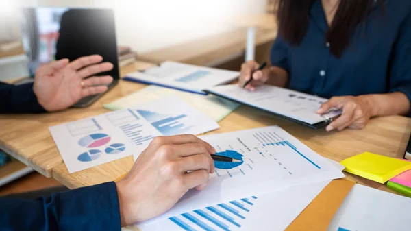 Reunión de Empresarios para analizar y discutir y hacer una lluvia de ideas — Foto de Stock