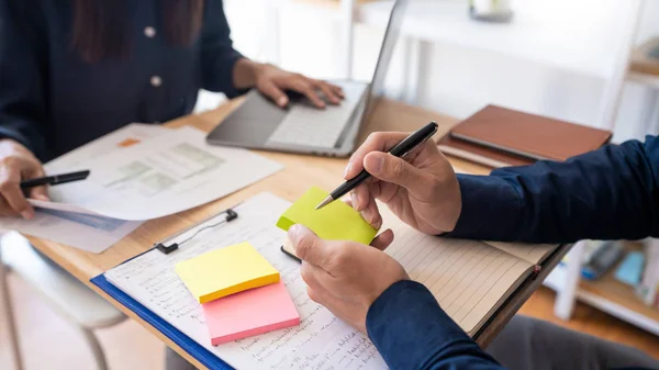 Mujer aprender y enseñar tutor concepto educación ayudándose mutuamente — Foto de Stock