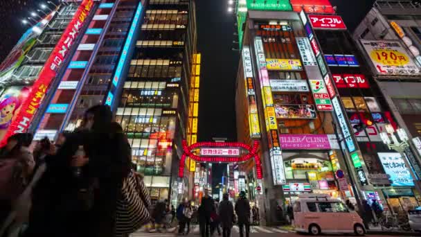 東京都新宿区 2019年2月6日 4K時間経過ビデオ歌舞伎町ナイトライフストリート非常に有名なショッピングセンター街の通りと日本のエンターテイメント地区 — ストック動画