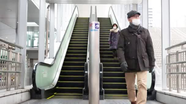 2019年2月6日 2月6日 日本东京Shimbashi 在繁忙的企业办公室工作的商人在繁忙的商业中心乘自动扶梯上下班的4千次延时视频 — 图库视频影像