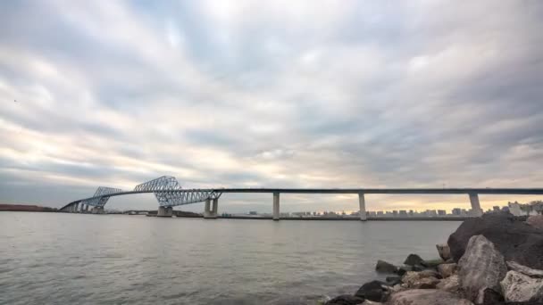 美しい景色の4K時間経過ビデオ 東京ゲートブリッジと曇りの写真 — ストック動画