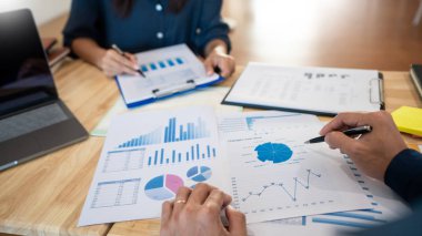 İş Adamları Talking İş Arkadaşı planlama analizi ile tartışma