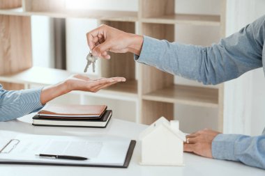 Ajan imzalanan anlaşmadan sonra ev anahtarlarını müşteriye veriyor