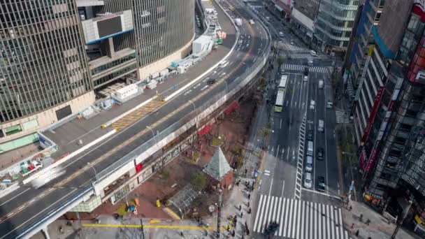 東京都銀座市 2019年2月6日 4Kタイムラプスビデオバードスアイビュー市内交通の銀座の主要道路ラッシュ時道路上の車の多く — ストック動画