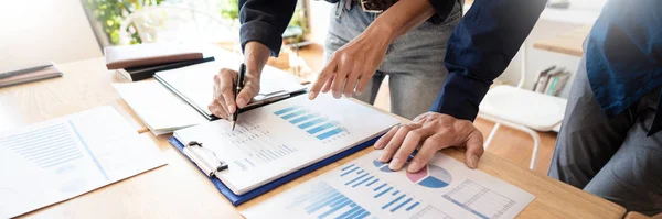 Treffen von Geschäftsleuten zur Analyse und Diskussion und zum Brainstorming — Stockfoto