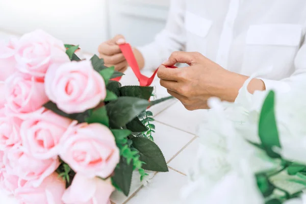 Mujeres jóvenes propietaria de un negocio floristería haciendo o Arreglando Artificia —  Fotos de Stock