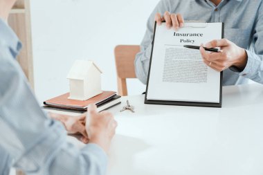 Komisyoncu ve müşteri kalem, poliçe sahibi ve ihraç