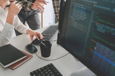 Masaüstü bilgisayar programlama kodu tekno üzerinde çalışan dalgın programcı
