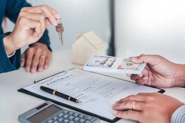 Emlakçılar gelen müşterilere belgeleri açıklar.