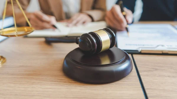 Rechtszaak en justitie concept, Advocaat werkt samen met partner in het recht — Stockfoto