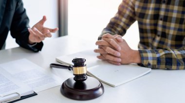 iş adamları ve avukatlar tartışırken sözleşme kağıtları oturan bir