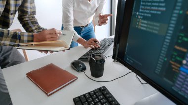 Masaüstü bilgisayar programlama kodu tekno üzerinde çalışan dalgın programcı