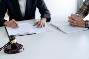 iş adamları ve avukatlar tartışırken sözleşme kağıtları oturan bir