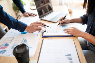 İş Adamları Talking İş Arkadaşı planlama analizi ile tartışma