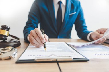Danışman bir genç avukat legi özel ofis işyeri