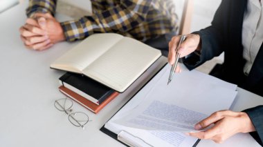 Avukatın müvekkilleriyle görüşmesi ve onları teselli etmesi...