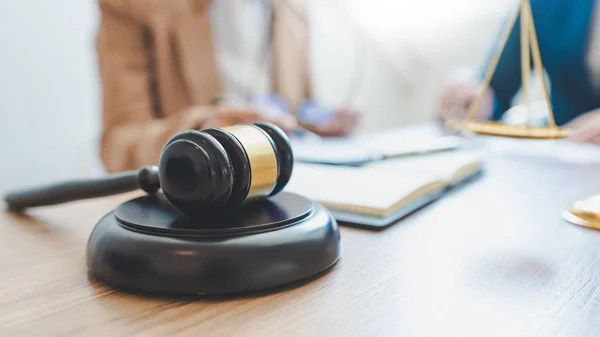 Anwalt klagt notarielle Beratung oder Verhandlung — Stockfoto