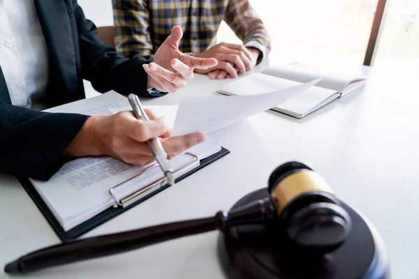iş adamları ve avukatlar tartışırken sözleşme kağıtları oturan bir