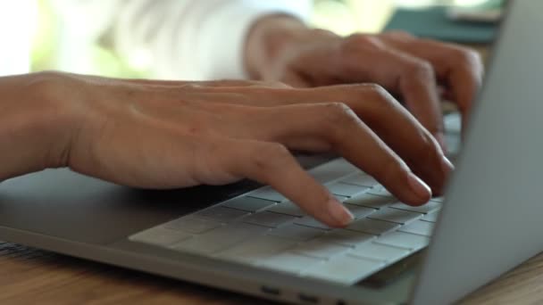 Vídeo Mãos Digitando Teclado Computador Portátil Rolagem Toque Touchpad Com — Vídeo de Stock