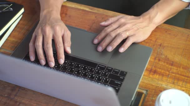 Відео Набрання Рук Клавіатурі Ноутбука Прокрутка Торкання Сенсорної Панелі Пальцями — стокове відео