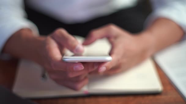 Відео Крупним Планом Рука Людини Тримає Мобільний Телефон Дивлячись Зелений — стокове відео