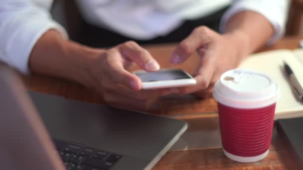 Video Primer Plano Mano Hombre Sosteniendo Teléfono Móvil Viendo Pantalla — Vídeos de Stock