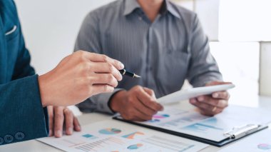 Girişimci meslektaşlarım Beyin Fırtınası Projesini tartışıyor 