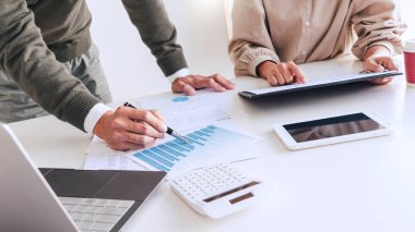 İki genç iş arkadaşı proje üzerinde birlikte çalışıyor.