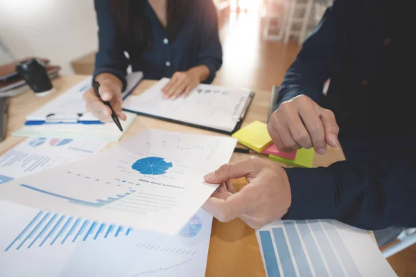 Zakenmensen ontmoeten om te analyseren en te bespreken en te brainstormen — Stockfoto