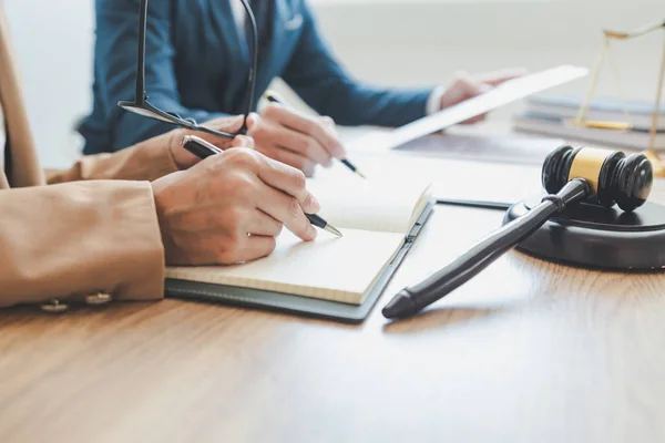 Rechts- und Gerechtigkeitskonzept, Rechtsanwältin arbeitet mit Partner at law — Stockfoto