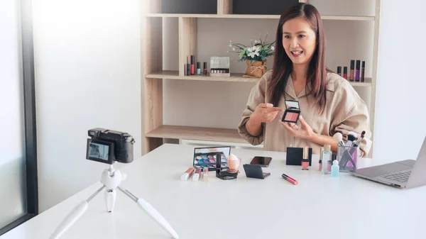 Maquillaje belleza moda blogger grabación vídeo presentando cosmeti — Foto de Stock