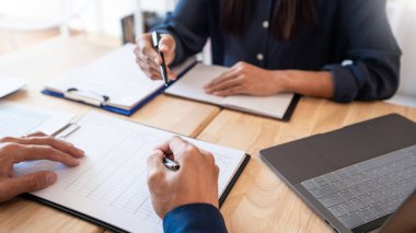 Genç öğrenciler sınıf çalışma kitabı ve l kadar alıcı arkadaşa yardım