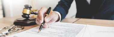 Danışman bir genç avukat legi özel ofis işyeri