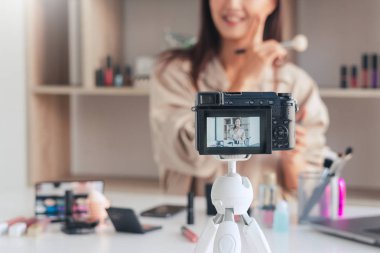Güzel Asyalı kadın profesyonel güzellik blogcusu veya blog yazarı