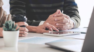 İki genç iş arkadaşı proje üzerinde birlikte çalışıyor.