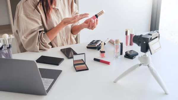 Maquillaje belleza moda blogger grabación vídeo presentando cosmeti — Foto de Stock