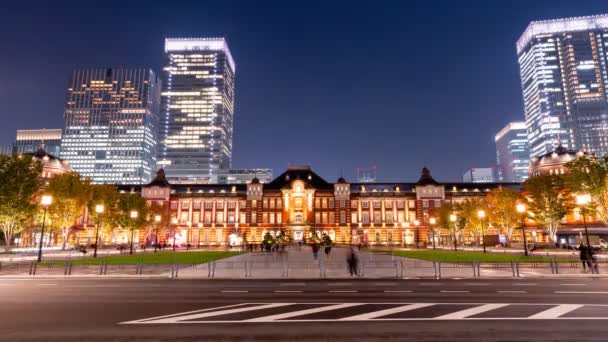 東京都 2019年11月6日 東京駅の4K時間経過ビデオは東京の中心駅です人々は夜に古い建物の周りを歩く — ストック動画