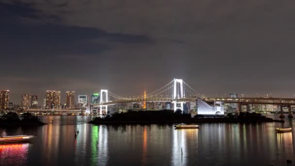 お台場 2019年11月6日 東京湾と東京タワーの間のレインボーブリッジの4K夜の経過ビデオ — ストック動画