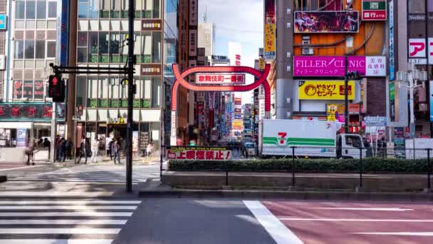 東京都新宿区 2019年11月6日 4K時間経過ビデオの歌舞伎町ナイトライフストリート非常に有名なショッピングセンター街の通りと日本のエンターテイメント地区 — ストック動画