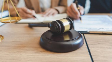 Dava ve adalet kavramı, avukatın hukuk firmasında ortağıyla çalışması. Mahkeme salonunda yasal danışmanlık tartışması davalı cezalandırma yasası.